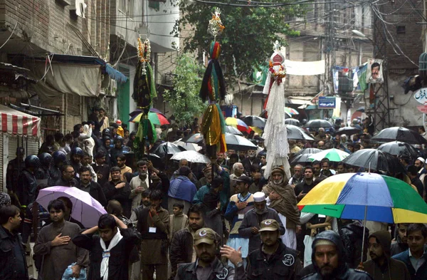 Jelitorii șiiți participă la o procesiune religioasă a celui de-al doilea Muharram-ul-Haram la Muhalla Khudadad. — Fotografie, imagine de stoc