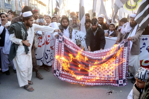 Gli attivisti di Jamat-ud-Dawah bruciano la bandiera degli Stati Uniti mentre protestano contro gli attacchi dei droni da parte dell'esercito statunitense e uccidono cittadini innocenti del Pakistan in questi attacchi — Foto Stock