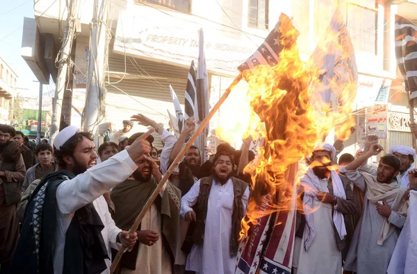 Activists of Jamat-ud-Dawah burn the US flag as they are protesting drone attacks by U.S Army and killing of innocent citizens of Pakistan in these attacks — Stock Photo, Image
