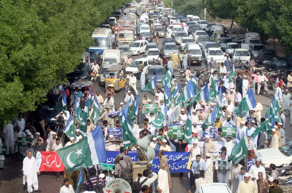 Een groot aantal voertuigen vastzitten in verkeersopstopping tijdens demonstratie als de activisten van Ji-e-islami tegen drone aanvallen protesteren door Amerikaanse leger Rechtenvrije Stockafbeeldingen