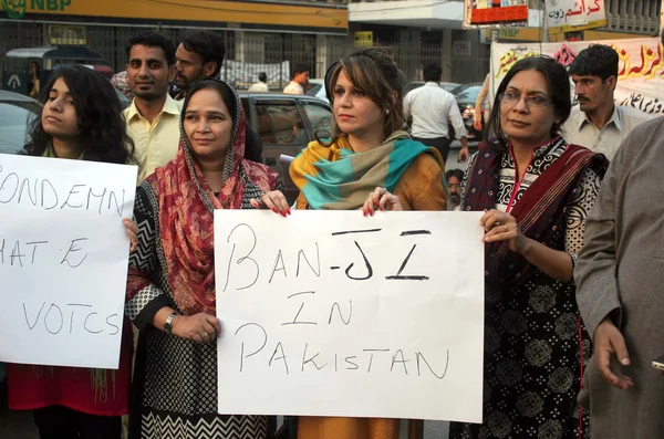 Members of Civil Society are protesting against Jamat-e-Islami (JI) and demanding to ban JI because of its extremist and conservative behavior — Stock Photo, Image