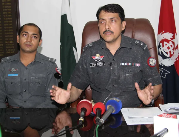 SSP East, Pir Muhammad Shah briefs to media persons about weapons and secret documents that seized during intelligence based targeted raid in Drigh Road — Stock Photo, Image