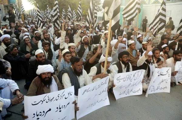 Activisten van jamiat oelema islam (nazaryati) chant slogans tegen sektarische confrontaties in rawalpindi op ashura processie — Stockfoto