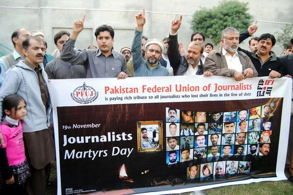 巴基斯坦联邦新闻记者联合会成员丰富赞扬了所有的记者，在执勤时间中的丧生了 — 图库照片
