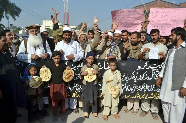 Members of Muttehida Rickshaw Union are protesting against high handedness of traffic wardens during a demonstration at Peshawar press club — Stock Photo, Image