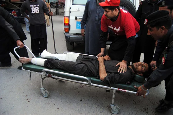 Opfer einer gewaltigen Bombenexplosion in der Nähe des Zollhauses am Grenzübergang Torkham zur Behandlung in ein lokales Krankenhaus in Peshawar eingeliefert — Stockfoto