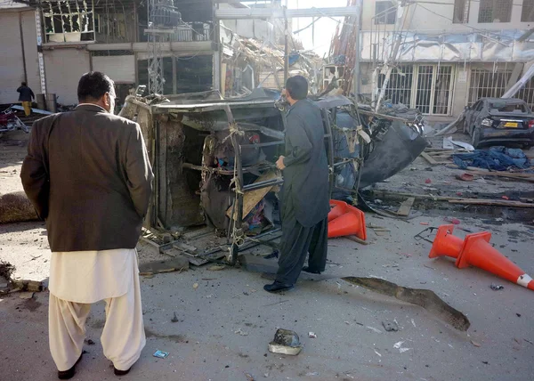 Sicherheits- und Rettungsbeamte versammeln sich am Einsatzort, nachdem es in der Nähe der Sarki-Straße in Quetta zu einer gewaltigen Explosion gekommen ist — Stockfoto