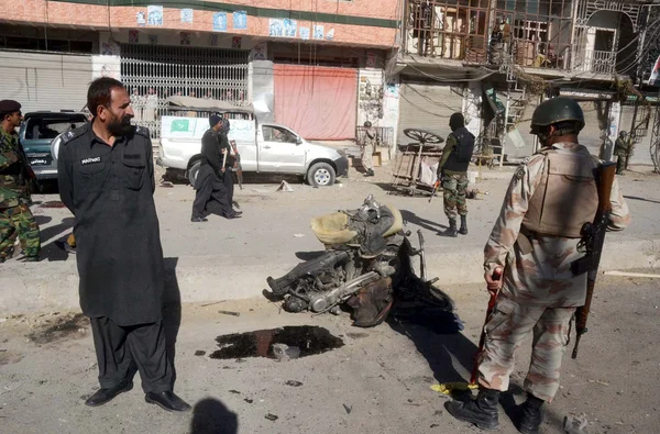 Funcionarios de seguridad y rescate se reúnen en el sitio después de una poderosa explosión cerca de Sarki Road en Quetta —  Fotos de Stock