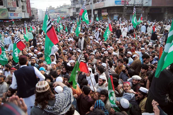 Leader e attivisti di Ahle Sunnat Wal Jamat cantano slogan contro scontri settari a Rawalpindi — Foto Stock