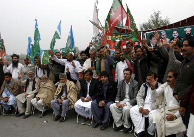 nato tedarik karşı protesto eden gibi yola yakın toll plaza aktivistleri ve destekçileri tehreek e insaf ve jamat-e-Islami karartılmış