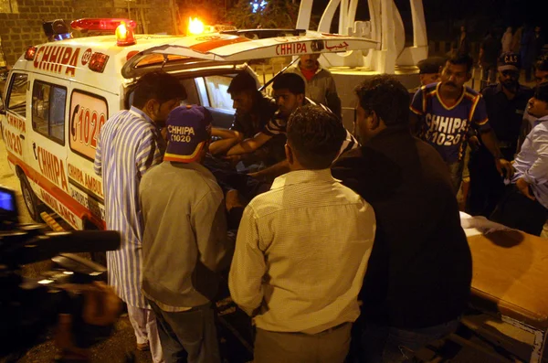 Injured of hand cracker and firing attack on head office of Express Television Channel are being shifted to Jinnah hospital — Stock Photo, Image