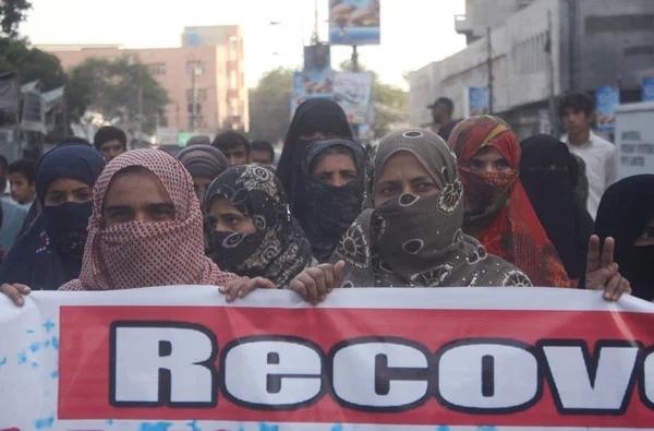 Medlemmar av baloch människorättsorganisationen protesterar mot kidnappningen av deras kära ni som de skyllde det lag och brottsbekämpande organ med sina kidnappning — Stockfoto