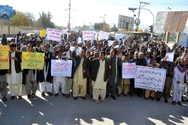 Teachers and Staff of University of Balochistan chant slogans against non-payment of their dues salaries during protest demonstration — Stock Photo, Image