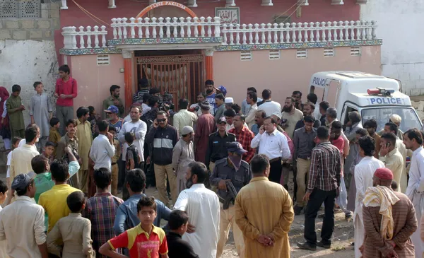 People gather near house where five person including three children died due to suffocation of poisonous gas — Stock Photo, Image