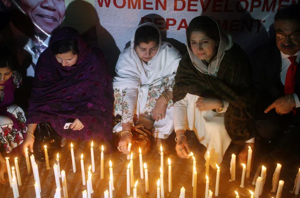 Miembros de la Asamblea Sindh iluminando velas en memoria de Nelson Mandela que murió el jueves a los 95 años —  Fotos de Stock