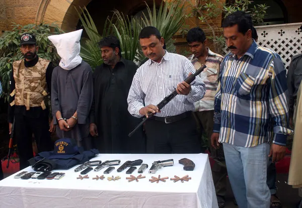 Police officials showing seized weapon that recovered from detained criminal alleged in bank robberies, during press conference held at SIU Headquarter — Stock Photo, Image