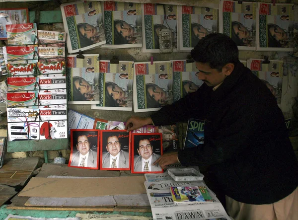 Periódico vendedor ambulante la organización de revistas en las que la foto de la leyenda india actor Muhammad Yousuf Khan alias Dilip Kumar se imprime en la página principal de la presentación de tributo en 91 cumpleaños de él —  Fotos de Stock