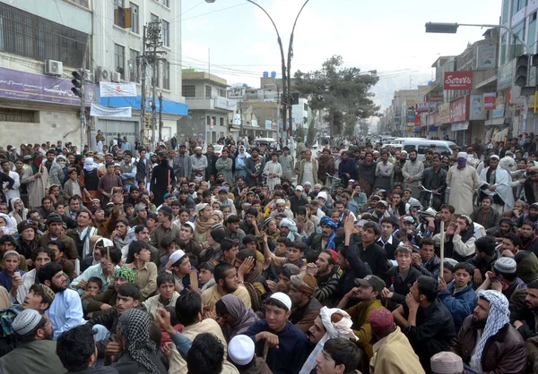 Активисты религиозной политической партии Ахле Суннат Вал Джамат проводят демонстрацию против беспорядков в Равалпинди, произошедших в день Ашуры, 15 ноября 2013 года — стоковое фото