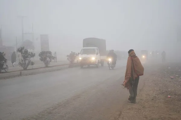 Commuters undergo into extreme difficulty during driving due to foggy weather during winter season in Sialkot — Stock Photo, Image