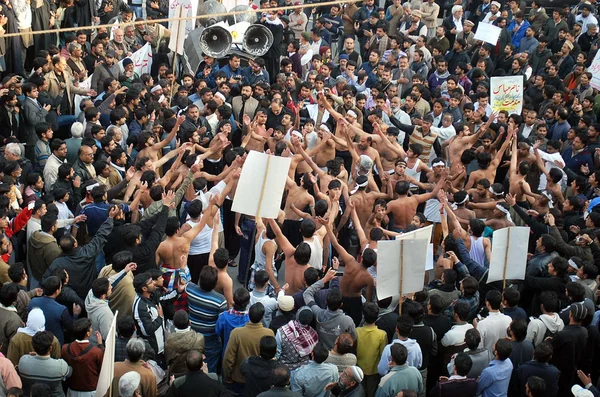 Shiitiska muslimer protesterar mot mordet på deras ledare, allama nasir abbas som mördade i lahore — Stockfoto