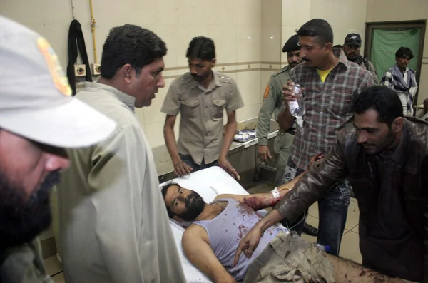 Skadade av bomb dubbla bomb Blaster i orangi stan behandlas vid abbassi shaheed hospital i karachi — Stockfoto