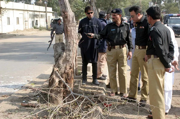 Sicherheitsbeamte inspizieren den Ort, nachdem sich in der Nähe eines Imam-Bargah in Karatschi eine doppelte Bombenexplosion ereignet hat — Stockfoto