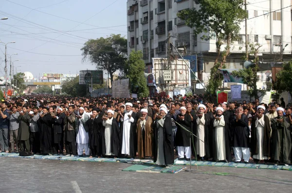 Σιίτες Μουσουλμάνοι πενθούντες προσφέρουν το μεσημέρι προσευχή κατά τη διάρκεια της chehlum (40ή ημέρα) του Ιμάμ Χουσεΐν (a.s) πομπή Φωτογραφία Αρχείου