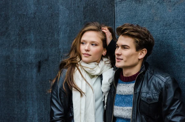 Couple In Winter Clothing Looking Away — Stock Photo, Image