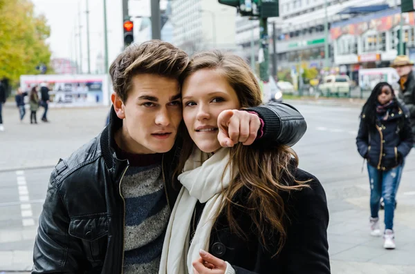 Man tonen iets aan vriendin op stad straat — Stockfoto