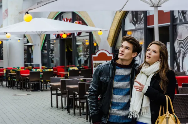 Pareja en chaquetas de invierno mirando hacia otro lado —  Fotos de Stock