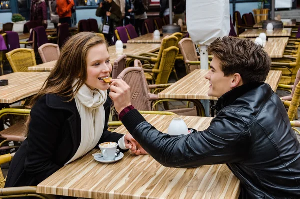 Hombre alimentar galleta a la mujer en el restaurante al aire libre —  Fotos de Stock