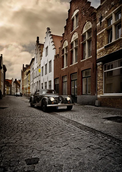 Vieille voiture dans la vieille ville — Photo