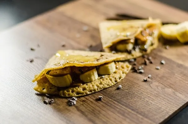 Panqueques de plátano con chips Choco en la mesa —  Fotos de Stock