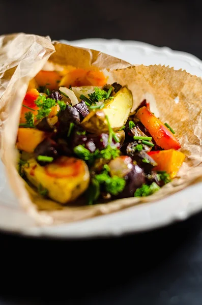 Primo piano di verdure al forno in piatto — Foto Stock