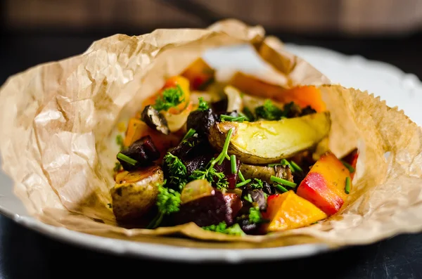 Légumes cuits au four dans une assiette — Photo