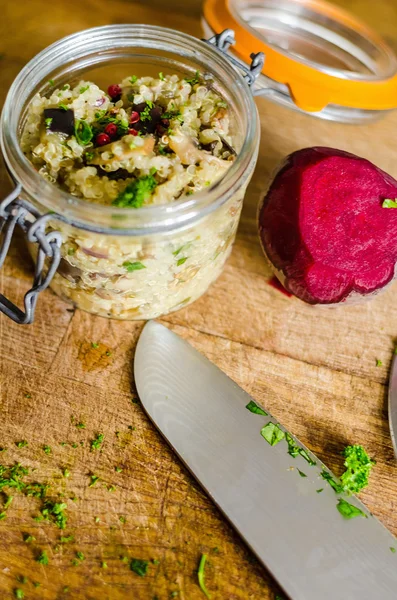 Pancar doğrama kurulu üzerinde bıçak olan salata — Stok fotoğraf