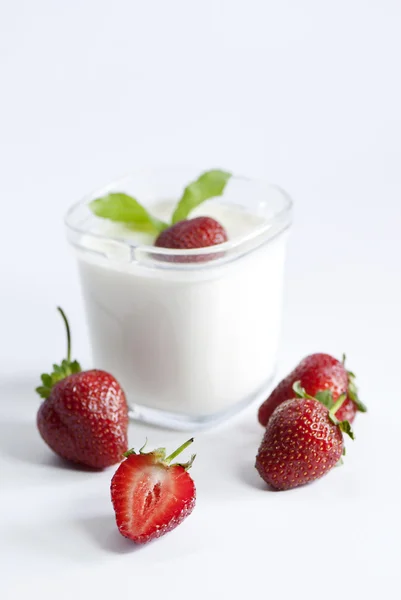 Verse yoghurt met aardbeien — Stockfoto