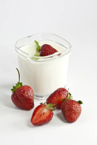 Verse yoghurt met aardbeien — Stockfoto