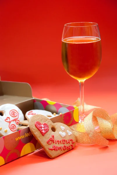 Galletas de jengibre en forma de corazón y copa de vino blanco — Foto de Stock
