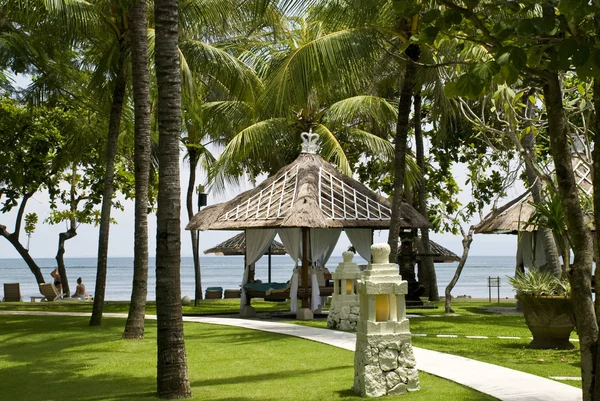 Gazebos tropicaux avec vue sur l'océan Image En Vente