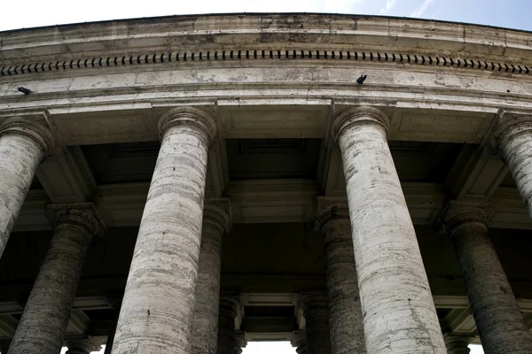 Columnas sobre la Basílica de San Pedro — Foto de Stock