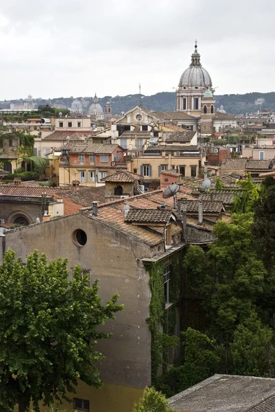 Type panoramique sur les vieilles maisons de Rome — Photo