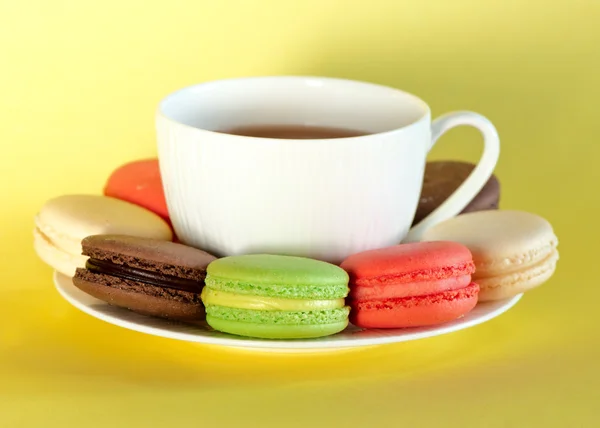 Färgglada macarons med en kopp te — Stockfoto