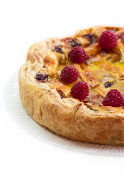 Whole cherry and raspberry pie — Stock Photo, Image