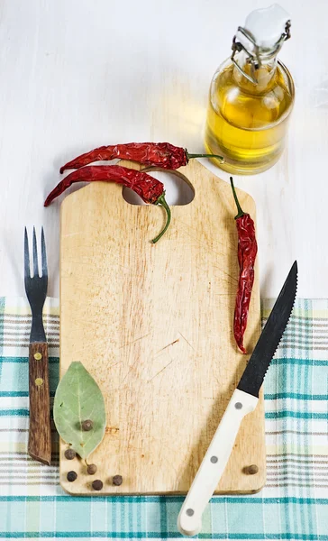 Σανίδα, πιπέρι, πιρούνι και μαχαίρι — Φωτογραφία Αρχείου