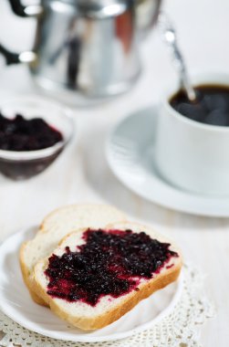 reçelli ekmek ve kahve