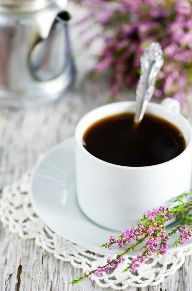 Kopp kaffe och heather — Stockfoto