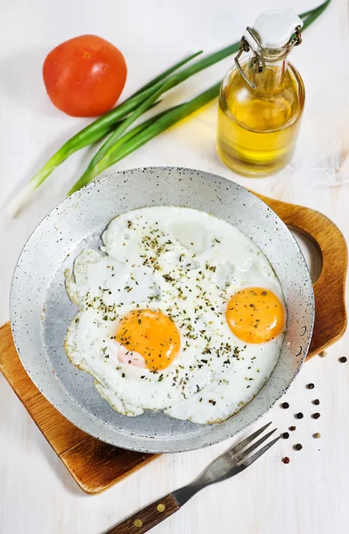 Jajka sadzone z przyprawa na stary pan metalowe — Zdjęcie stockowe