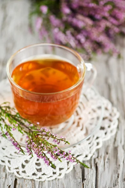 Cup of tea and heather — Stock Photo, Image