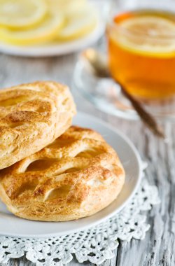 puf çörekler ve limon ile çay